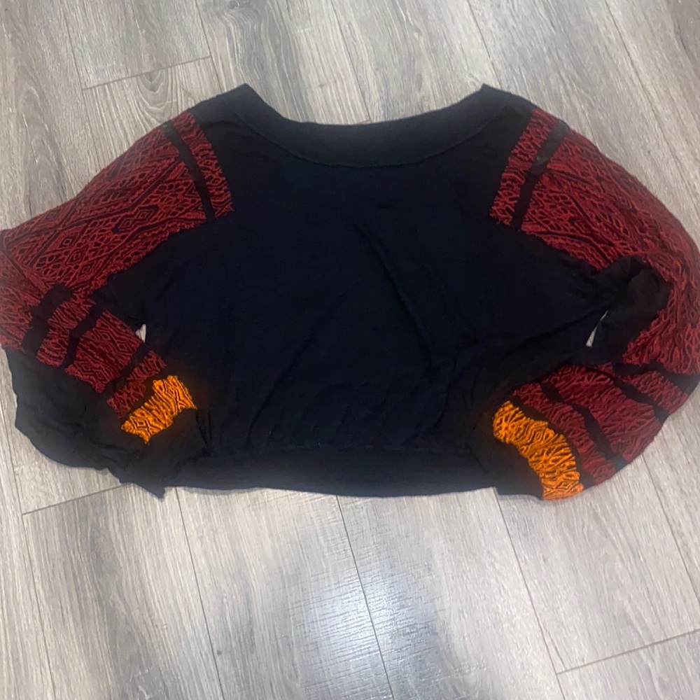 We The Free Tee with Embroidered Fishnet Sleeves size Large EUC